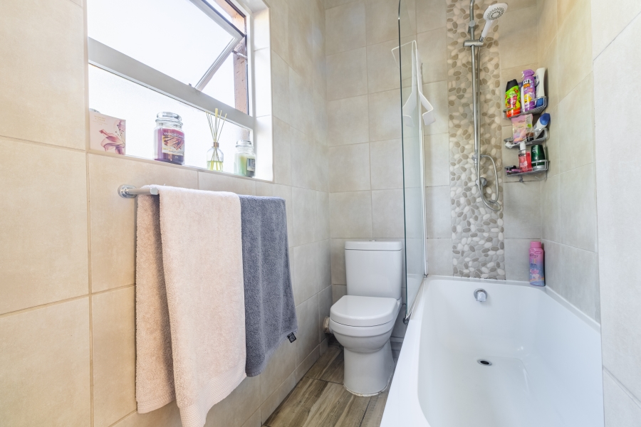 2 Bedroom Property for Sale in Magaliessig Gauteng