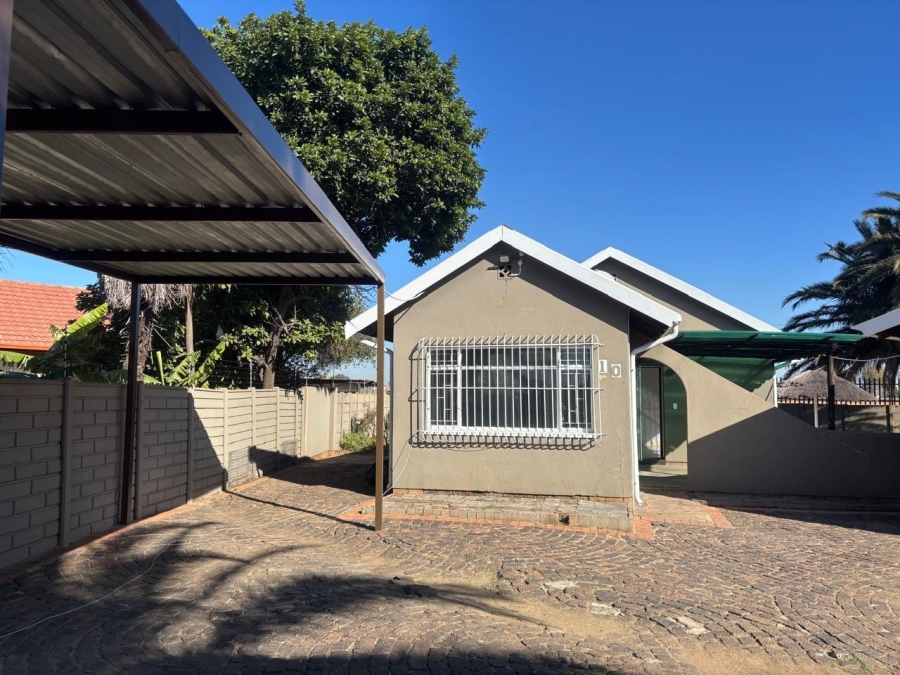 To Let 3 Bedroom Property for Rent in Mackenzie Park Gauteng