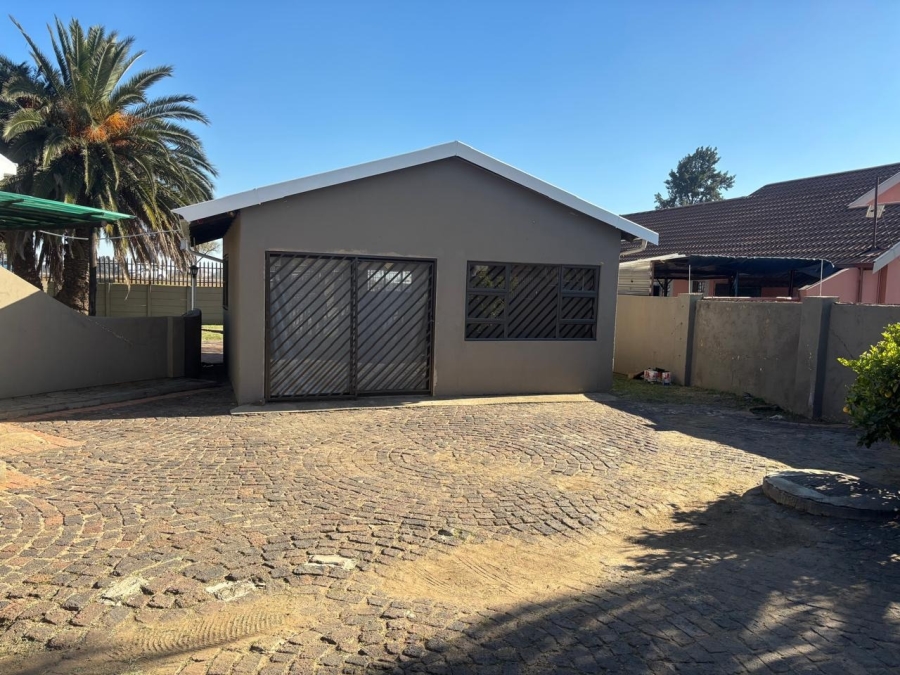 To Let 3 Bedroom Property for Rent in Mackenzie Park Gauteng