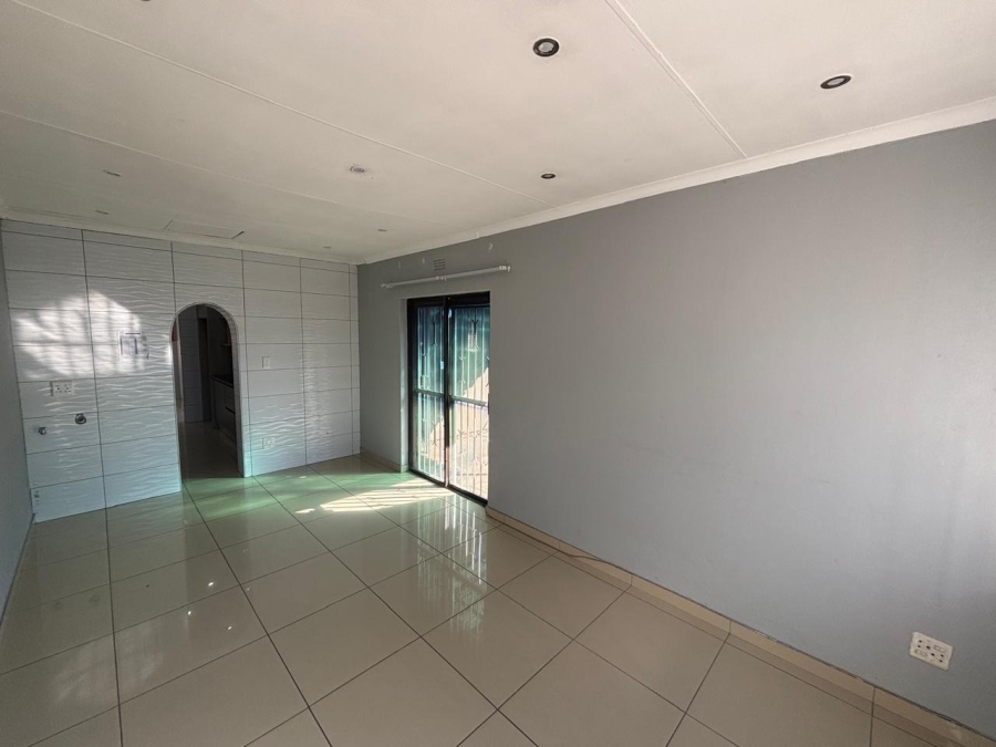 To Let 3 Bedroom Property for Rent in Mackenzie Park Gauteng