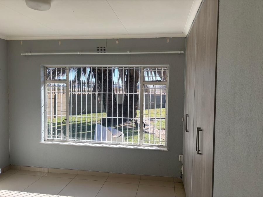 To Let 3 Bedroom Property for Rent in Mackenzie Park Gauteng