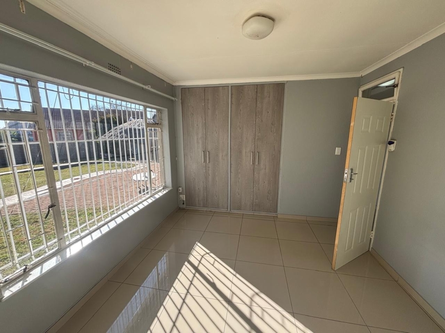 To Let 3 Bedroom Property for Rent in Mackenzie Park Gauteng