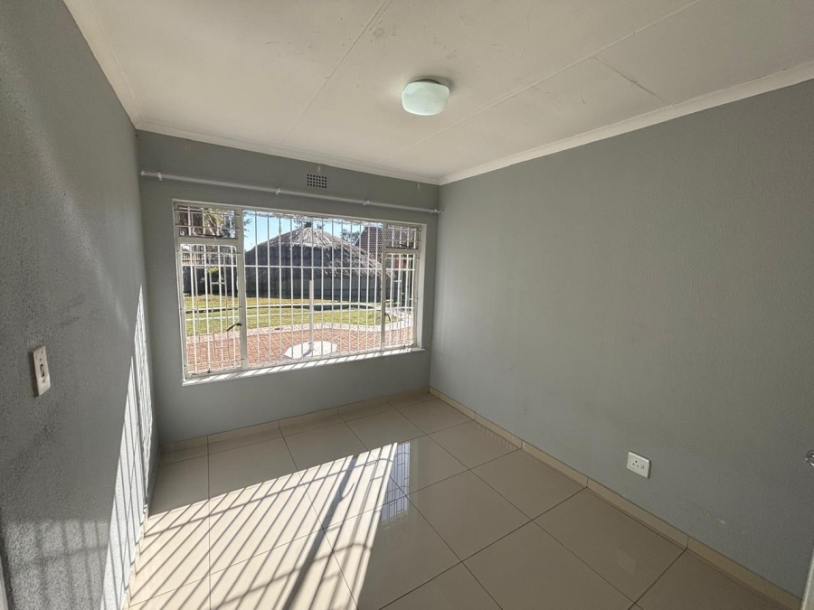 To Let 3 Bedroom Property for Rent in Mackenzie Park Gauteng