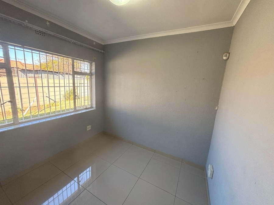 To Let 3 Bedroom Property for Rent in Mackenzie Park Gauteng