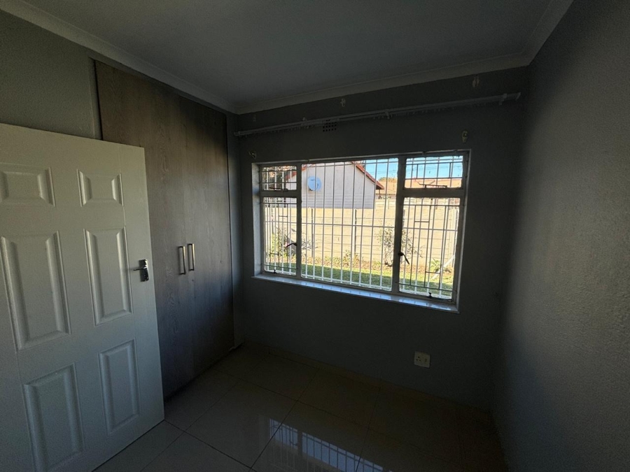 To Let 3 Bedroom Property for Rent in Mackenzie Park Gauteng