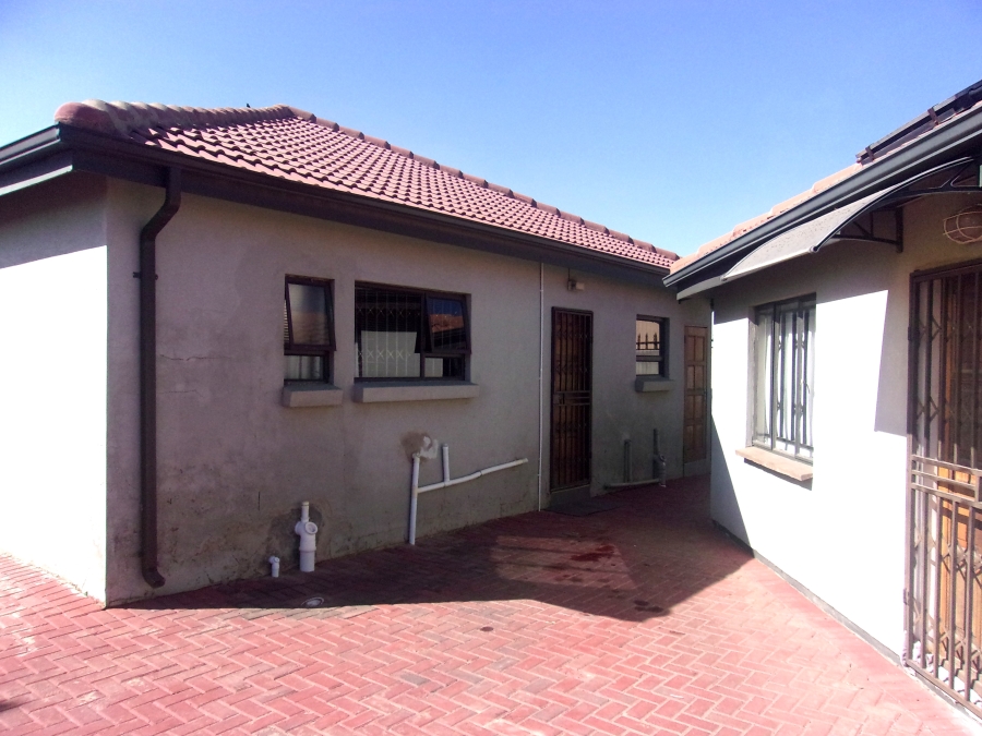 4 Bedroom Property for Sale in Crystal Park Gauteng
