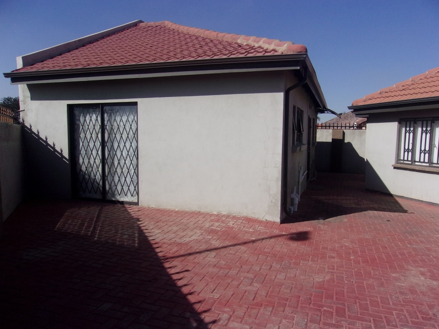 4 Bedroom Property for Sale in Crystal Park Gauteng