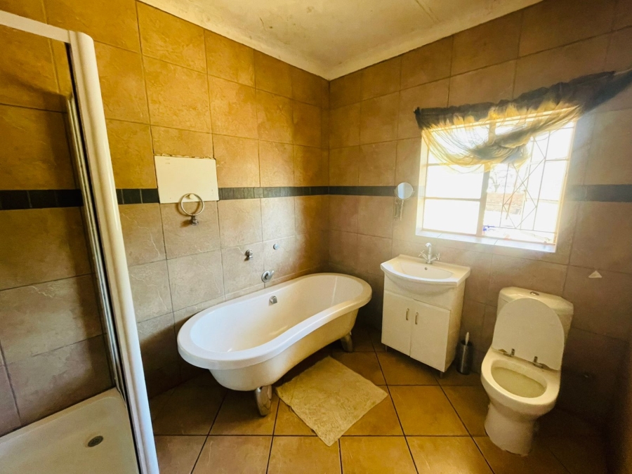4 Bedroom Property for Sale in Unitas Park Gauteng