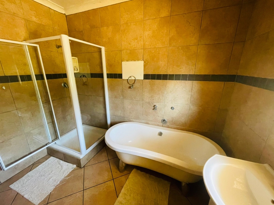 4 Bedroom Property for Sale in Unitas Park Gauteng