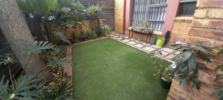 2 Bedroom Property for Sale in Brackendowns Gauteng