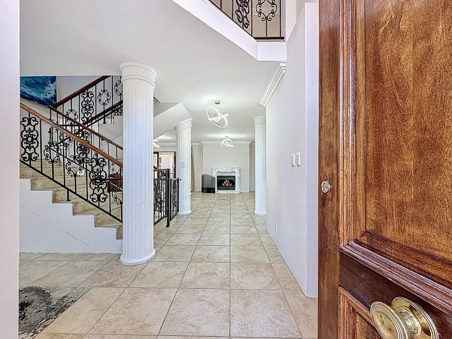 5 Bedroom Property for Sale in Faerie Glen Gauteng