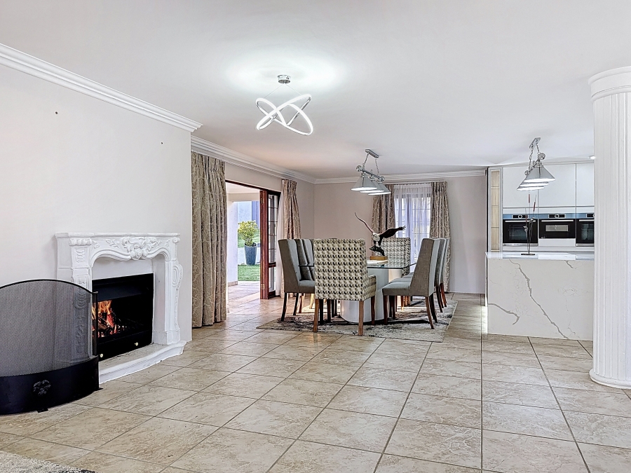 5 Bedroom Property for Sale in Faerie Glen Gauteng