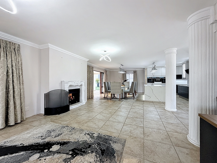 5 Bedroom Property for Sale in Faerie Glen Gauteng
