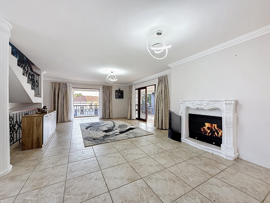 5 Bedroom Property for Sale in Faerie Glen Gauteng