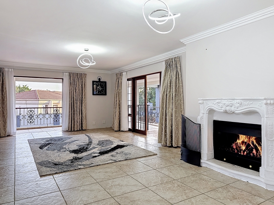 5 Bedroom Property for Sale in Faerie Glen Gauteng