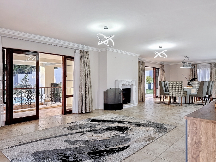 5 Bedroom Property for Sale in Faerie Glen Gauteng