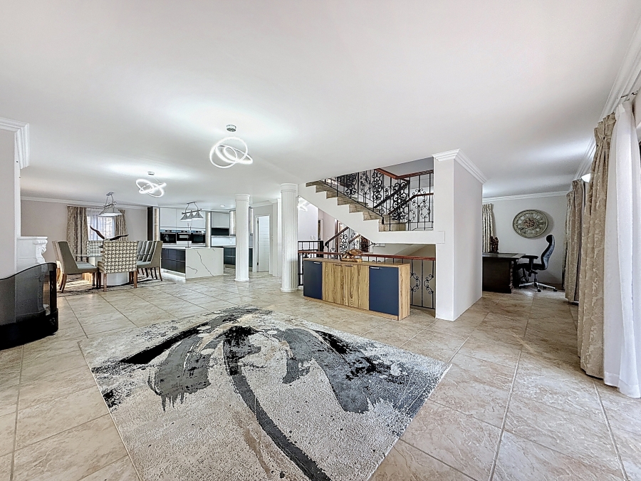5 Bedroom Property for Sale in Faerie Glen Gauteng