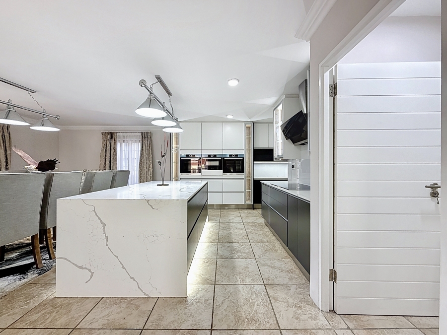 5 Bedroom Property for Sale in Faerie Glen Gauteng