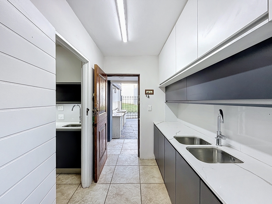 5 Bedroom Property for Sale in Faerie Glen Gauteng