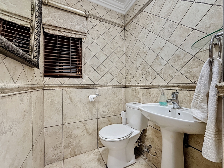 5 Bedroom Property for Sale in Faerie Glen Gauteng