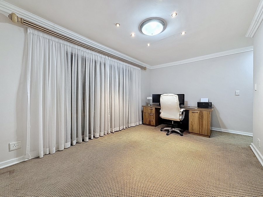 5 Bedroom Property for Sale in Faerie Glen Gauteng