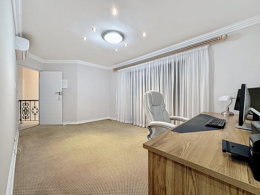 5 Bedroom Property for Sale in Faerie Glen Gauteng