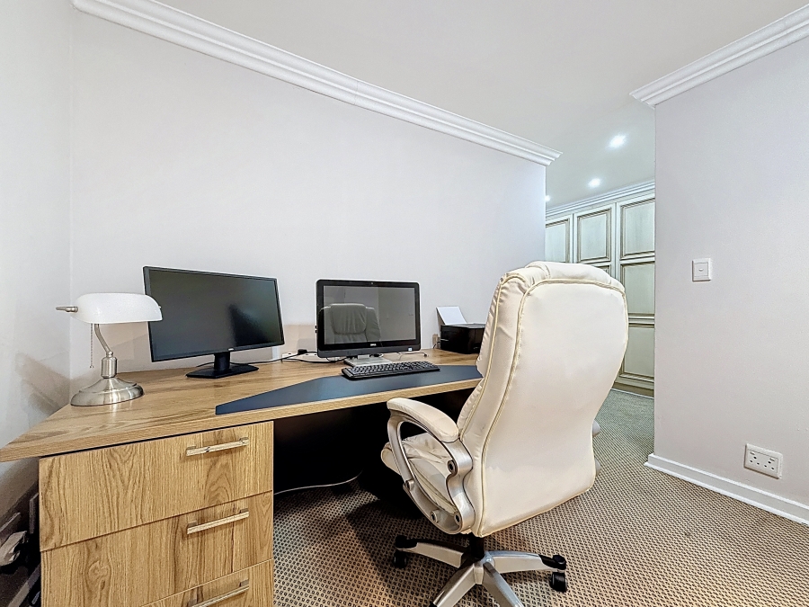5 Bedroom Property for Sale in Faerie Glen Gauteng