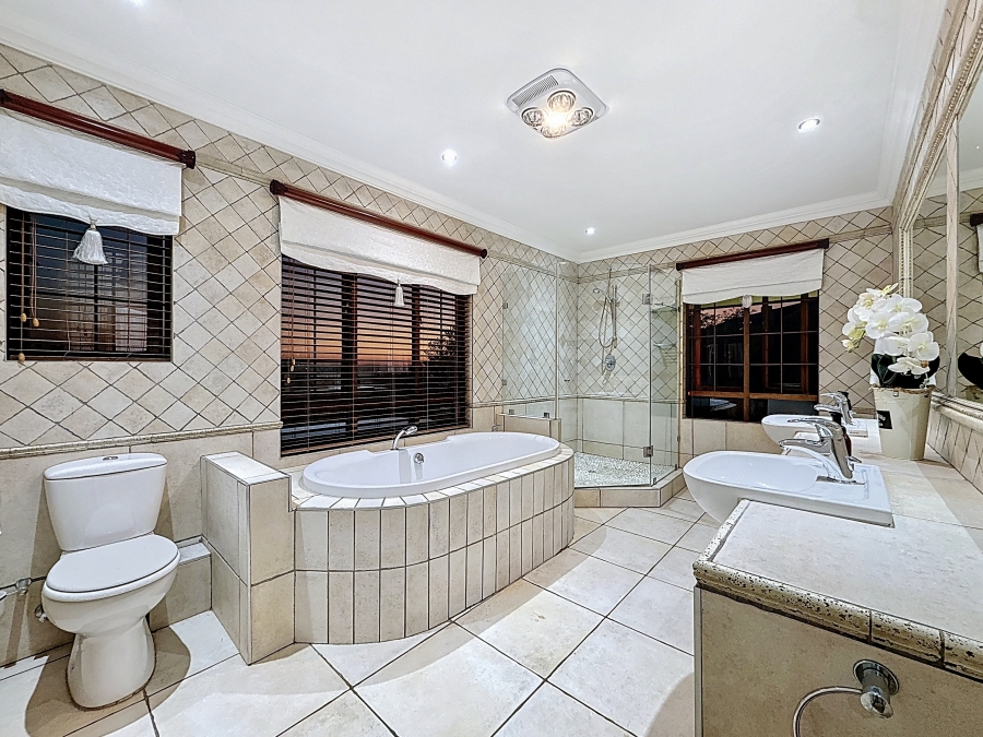 5 Bedroom Property for Sale in Faerie Glen Gauteng