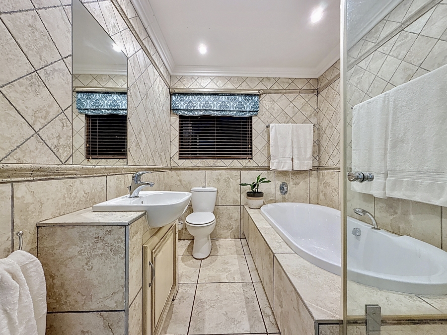 5 Bedroom Property for Sale in Faerie Glen Gauteng