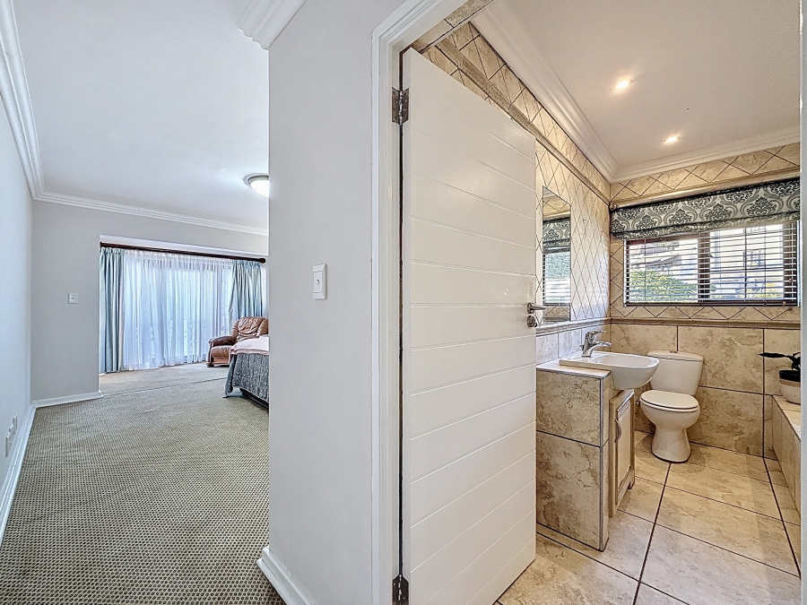 5 Bedroom Property for Sale in Faerie Glen Gauteng
