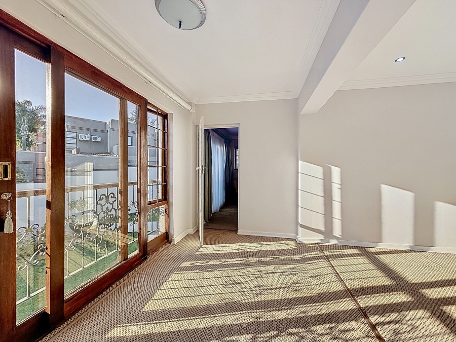 5 Bedroom Property for Sale in Faerie Glen Gauteng