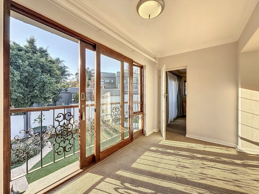 5 Bedroom Property for Sale in Faerie Glen Gauteng