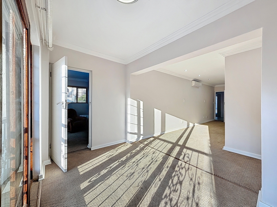 5 Bedroom Property for Sale in Faerie Glen Gauteng