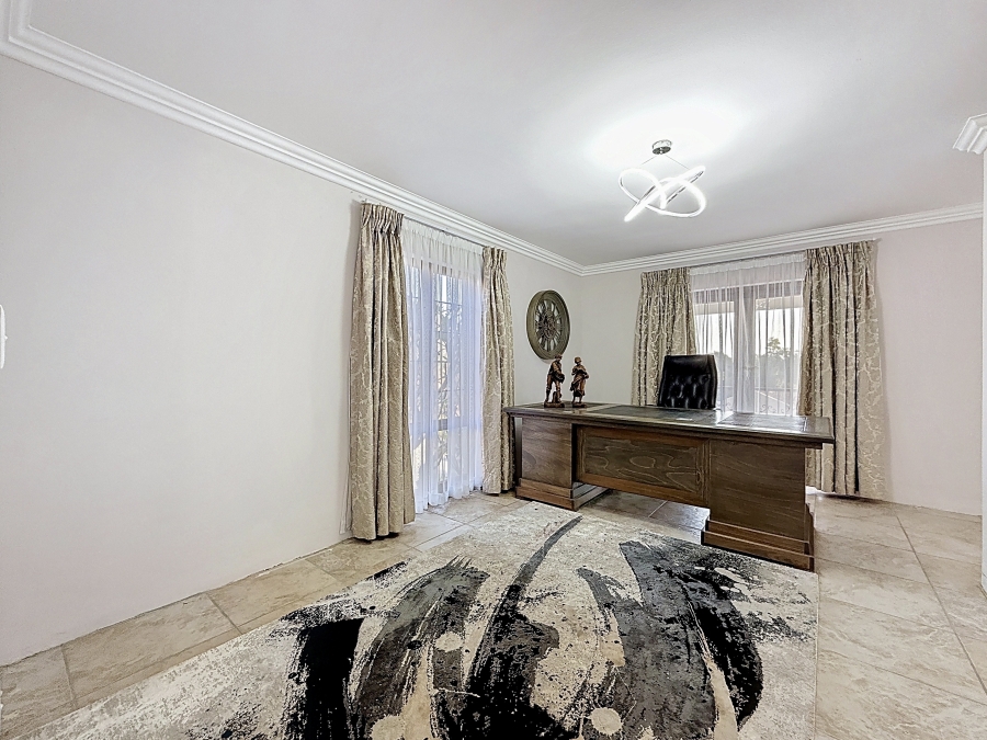 5 Bedroom Property for Sale in Faerie Glen Gauteng