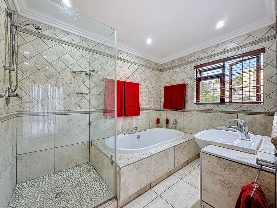 5 Bedroom Property for Sale in Faerie Glen Gauteng
