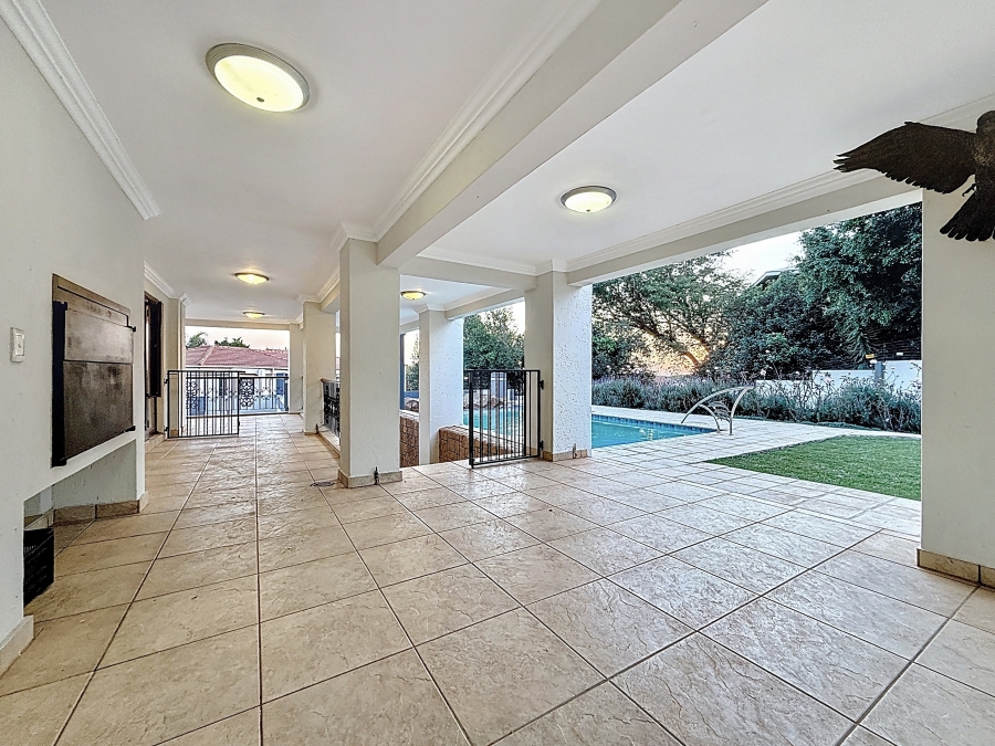5 Bedroom Property for Sale in Faerie Glen Gauteng