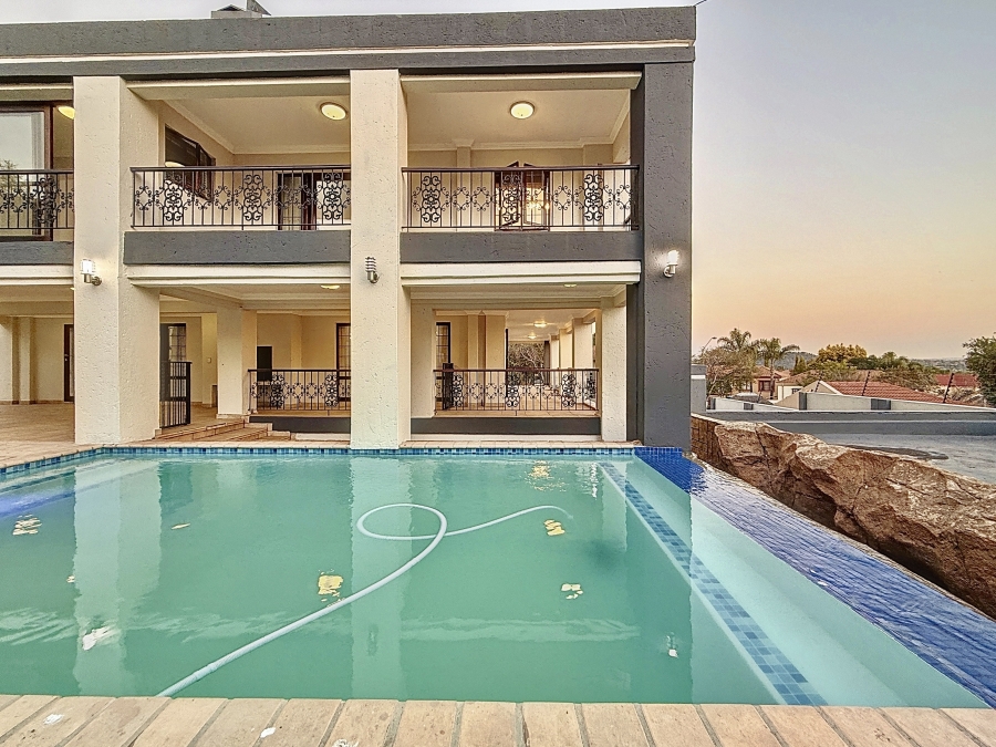 5 Bedroom Property for Sale in Faerie Glen Gauteng