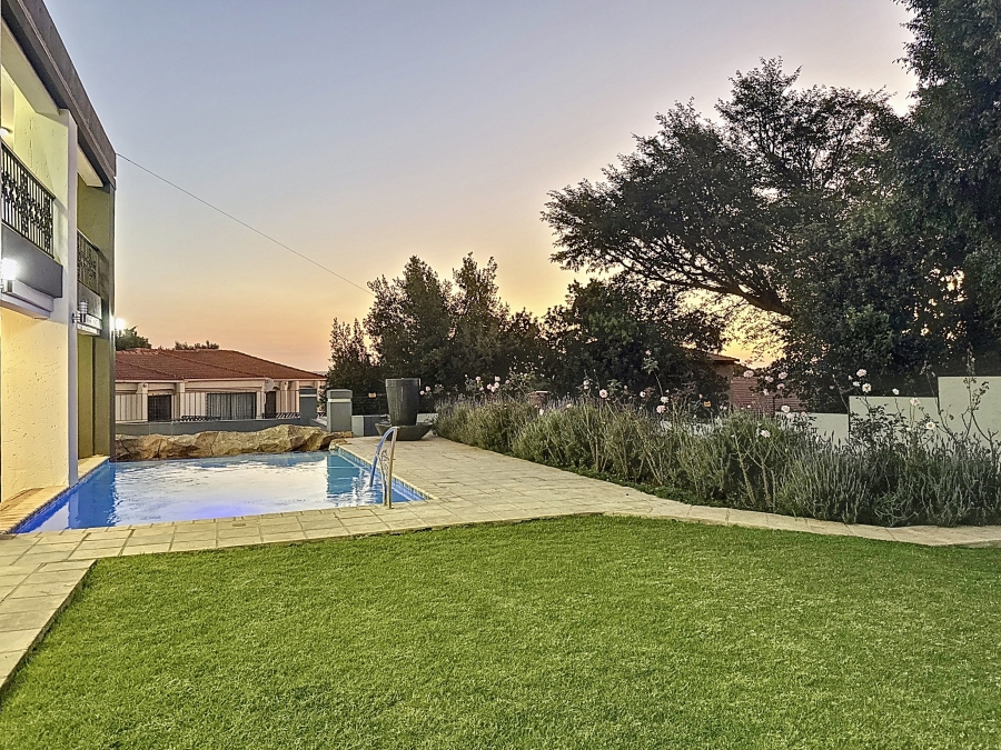 5 Bedroom Property for Sale in Faerie Glen Gauteng