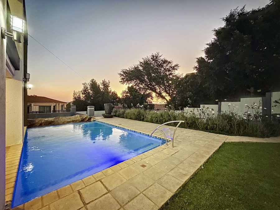 5 Bedroom Property for Sale in Faerie Glen Gauteng