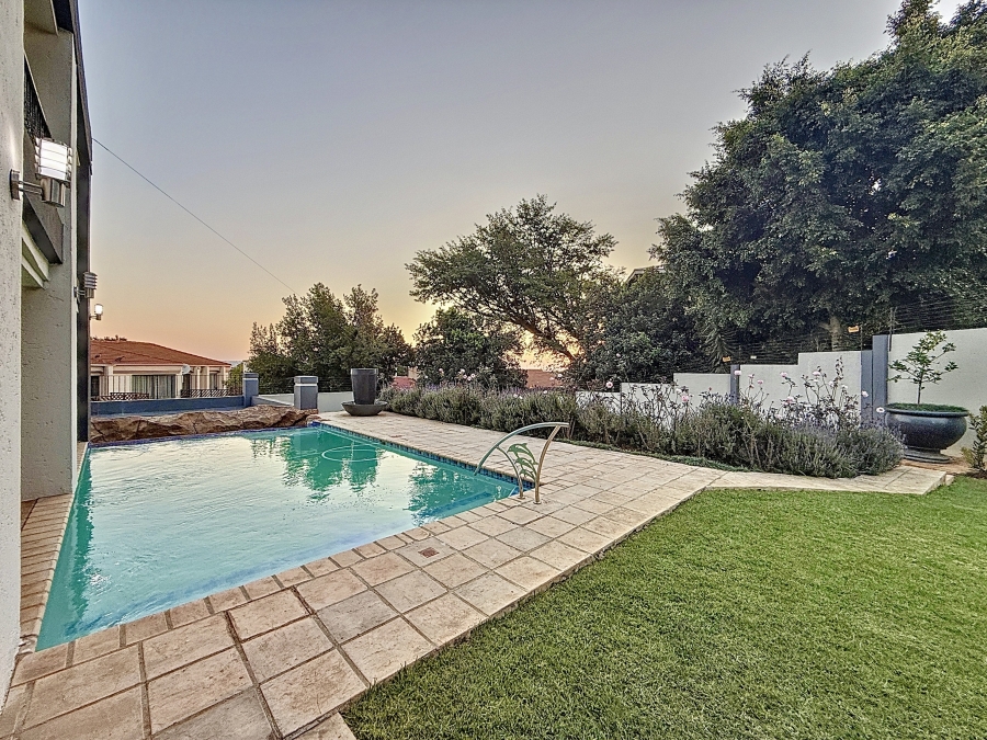 5 Bedroom Property for Sale in Faerie Glen Gauteng