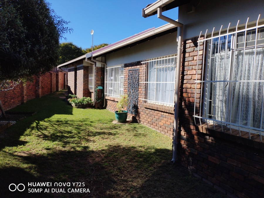 5 Bedroom Property for Sale in Rooihuiskraal Gauteng