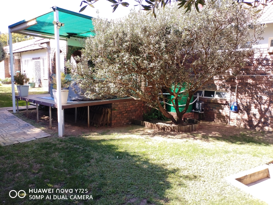 5 Bedroom Property for Sale in Rooihuiskraal Gauteng