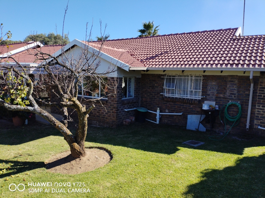 5 Bedroom Property for Sale in Rooihuiskraal Gauteng