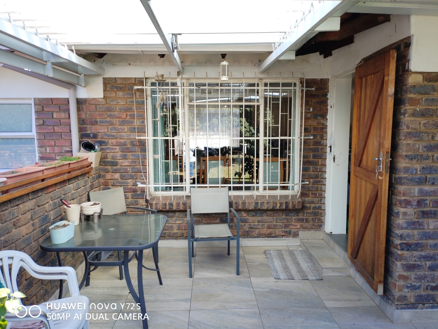 5 Bedroom Property for Sale in Rooihuiskraal Gauteng