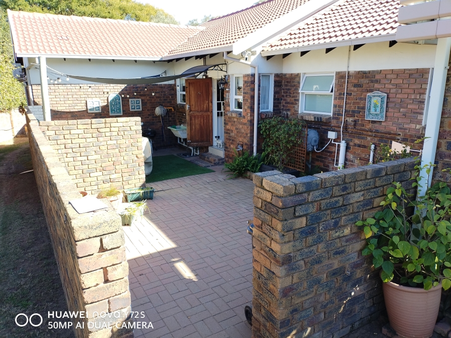 5 Bedroom Property for Sale in Rooihuiskraal Gauteng