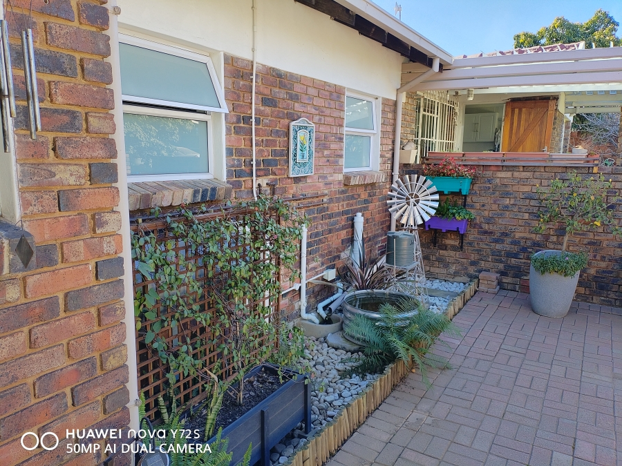 5 Bedroom Property for Sale in Rooihuiskraal Gauteng