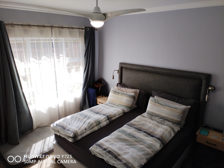 5 Bedroom Property for Sale in Rooihuiskraal Gauteng