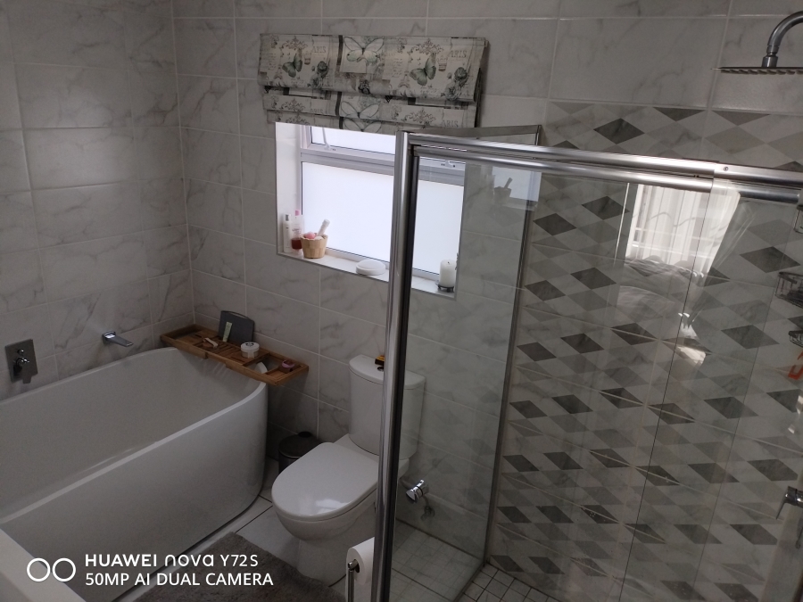 5 Bedroom Property for Sale in Rooihuiskraal Gauteng