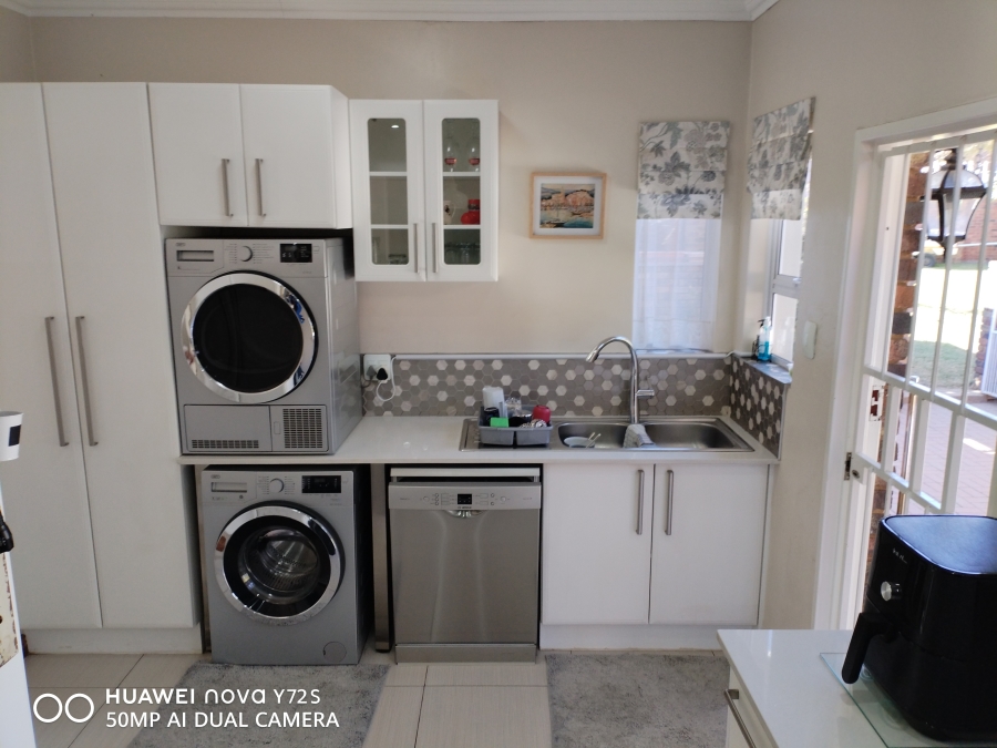 5 Bedroom Property for Sale in Rooihuiskraal Gauteng