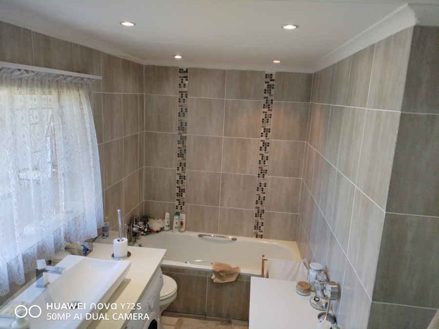 5 Bedroom Property for Sale in Rooihuiskraal Gauteng